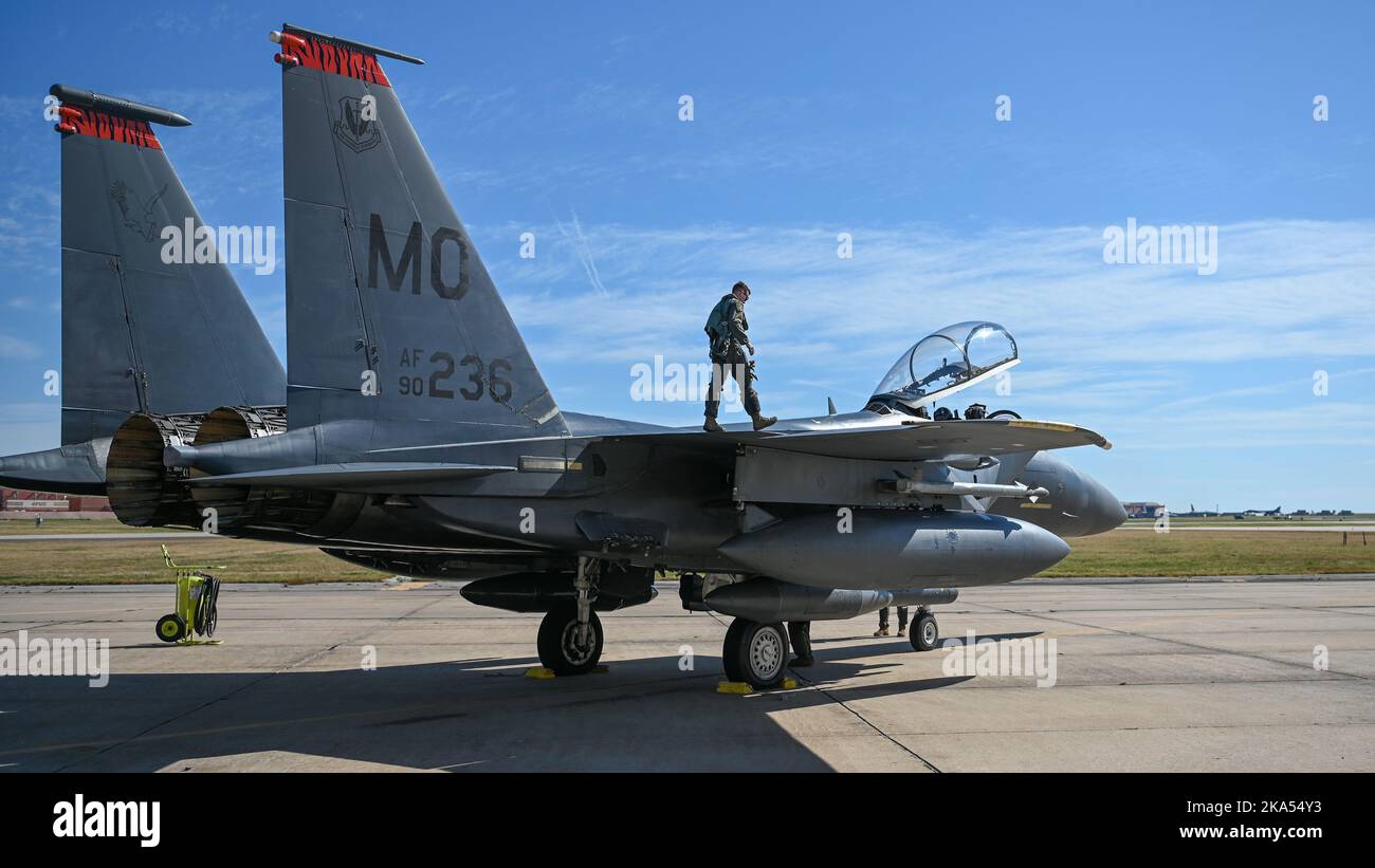 Les F-15E Strike Eagles de l'aile Fighter 366th de la base aérienne de Mountain Home, Idaho, et les modèles F-15C du centre d'essais de la Réserve aérienne de la Garde nationale de l'Air à Tucson Air National Guard base nous ont donné un site rare sur nos places de rampe et nos cieux jeudi. Ils se sont arrêtés pour un peu de gaz sur leur chemin à la base aérienne de Tyndall, en Floride pour un exercice d'entraînement. La rampe était occupée à ravitailler et beaucoup d'autres vols de mission, y compris KC-135 Stratotankers, B-52 Stratoforteresses et bien sûr notre propre E-3 AWACS se sont enfuyés dans l'action aussi bien. Super jour si vous étiez dehors et que vous êtes arrivé à voir Banque D'Images