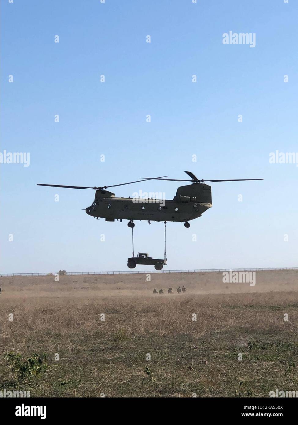 Les défenseurs de l'air du 5th Bataillon, 4th Artillerie de défense aérienne ont mené un exercice d'entraînement sur le terrain culminant avec leur ancien Avenger et de nouveaux systèmes de défense aérienne à courte portée de manœuvre à la zone d'entraînement de Grafenwoehr en Allemagne 17-21 octobre 2022. Ce FTX a permis à chaque peloton de réagir aux techniques de contact, de mouvement et de manœuvre fictives. Au cours de l'exercice, Air Defenders a également procédé à l'extraction d'un véhicule enlisé, en appelant une demande d'évacuation médicale de 9 lignes, en évacuant le personnel par voie aérienne, en naviguant dans des conditions de faible visibilité et en réagissant aux incendies ennemis. Banque D'Images