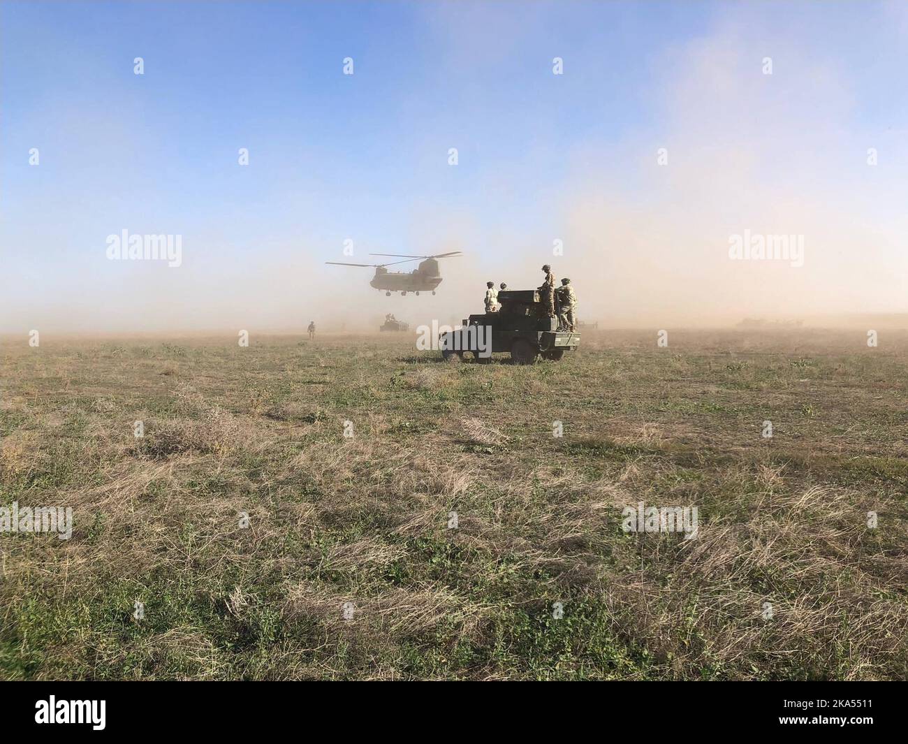 Les défenseurs de l'air du 5th Bataillon, 4th Artillerie de défense aérienne ont mené un exercice d'entraînement sur le terrain culminant avec leur ancien Avenger et de nouveaux systèmes de défense aérienne à courte portée de manœuvre à la zone d'entraînement de Grafenwoehr en Allemagne 17-21 octobre 2022. Ce FTX a permis à chaque peloton de réagir aux techniques de contact, de mouvement et de manœuvre fictives. Au cours de l'exercice, Air Defenders a également procédé à l'extraction d'un véhicule enlisé, en appelant une demande d'évacuation médicale de 9 lignes, en évacuant le personnel par voie aérienne, en naviguant dans des conditions de faible visibilité et en réagissant aux incendies ennemis. Banque D'Images