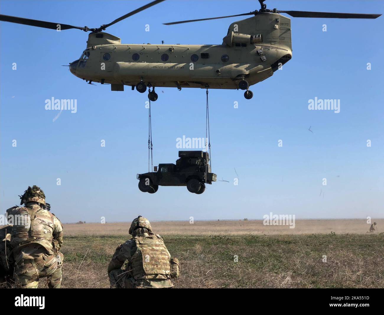 Les défenseurs de l'air du 5th Bataillon, 4th Artillerie de défense aérienne ont mené un exercice d'entraînement sur le terrain culminant avec leur ancien Avenger et de nouveaux systèmes de défense aérienne à courte portée de manœuvre à la zone d'entraînement de Grafenwoehr en Allemagne 17-21 octobre 2022. Ce FTX a permis à chaque peloton de réagir aux techniques de contact, de mouvement et de manœuvre fictives. Au cours de l'exercice, Air Defenders a également procédé à l'extraction d'un véhicule enlisé, en appelant une demande d'évacuation médicale de 9 lignes, en évacuant le personnel par voie aérienne, en naviguant dans des conditions de faible visibilité et en réagissant aux incendies ennemis. Banque D'Images