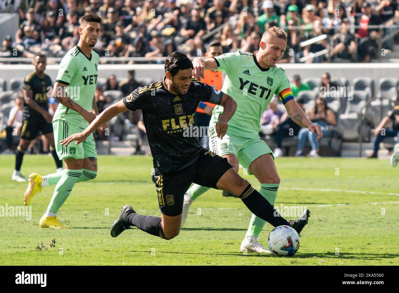 Le forward du FC de Los Angeles Carlos Vela (10) lutte pour possession contre le milieu de terrain du FC d'Austin Alexander Ring (8) lors de la finale de la Conférence de l'Ouest de la MLS Banque D'Images