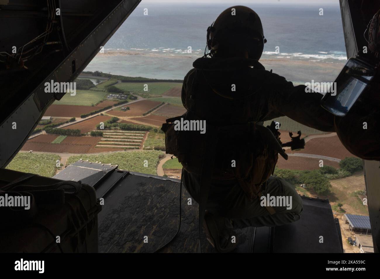 Caporal du corps des Marines des États-Unis Ryan Caffrey, chef d'équipage MV-22 Osprey au sein de l'escadron de Tiltrotor du milieu marin 265, Groupe d'aéronefs marins 36, 1st, Escadre d'aéronefs marins, se prépare à l'atterrissage à IE Shima, Okinawa (Japon), le 24 octobre 2022. Le corps expéditionnaire maritime III a organisé un atelier de presse pour les représentants des médias d'Okinawa afin de mieux comprendre ce que le MEF III fait afin d'améliorer les relations avec leur pays hôte. Les représentants des médias ont eu l'occasion de voler à bord d'un avion militaire, d'observer des champs de tir en direct et de visiter le centre d'entraînement de Jungle Warfare. Caffrey est un Hampton Banque D'Images