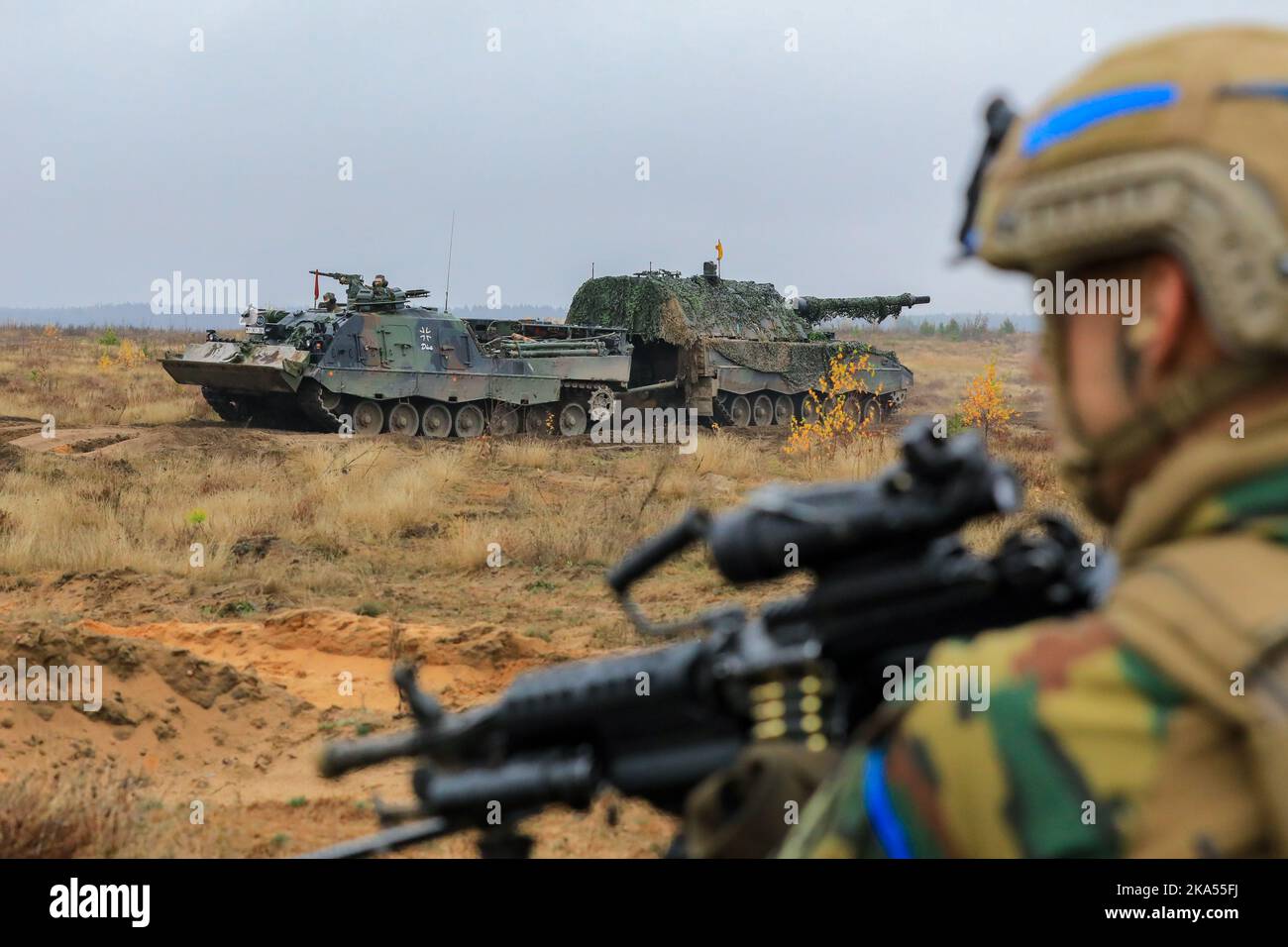 Les soldats des forces armées belges manœuvrent un véhicule à présence avancée améliorée lors d'un affichage dynamique lors de l'exercice Iron Wolf 22 dans la zone d'entraînement de Pabradė, Lituanie, le 25 octobre 2022. La Belgique est fière de travailler aux côtés de la 1st Division d'infanterie, des alliés de l'OTAN et des partenaires de sécurité régionaux pour fournir des forces crédibles au corps V, le corps déployé en Europe. (É.-U. Photo de la Garde nationale de l'armée par le Sgt. Lianne M. Hirano) Banque D'Images