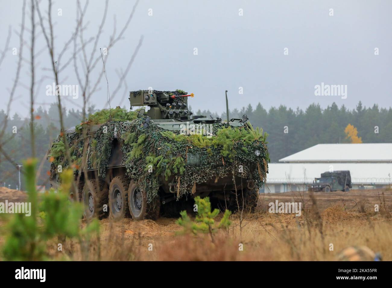 Les soldats des forces armées belges manœuvrent un véhicule à présence avancée améliorée lors d'un affichage dynamique lors de l'exercice Iron Wolf 22 dans la zone d'entraînement de Pabradė, Lituanie, le 25 octobre 2022. La Belgique est fière de travailler aux côtés de la 1st Division d'infanterie, des alliés de l'OTAN et des partenaires de sécurité régionaux pour fournir des forces crédibles au corps V, le corps déployé en Europe. (É.-U. Photo de la Garde nationale de l'armée par le Sgt. Lianne M. Hirano) Banque D'Images