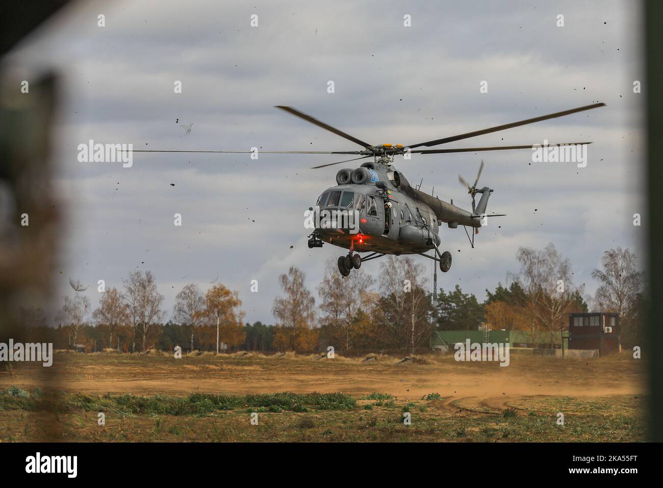 Un avion de présence avancée renforcée des forces armées lituaniennes se prépare à atterrir sur le terrain d'entraînement lors de l'exercice Iron Wolf 22 dans la zone d'entraînement de Pabradė, Lituanie, le 27 octobre 2022. La Lituanie est fière de travailler aux côtés de la 1st Division d'infanterie, des alliés de l'OTAN et des partenaires de sécurité régionaux pour fournir des forces crédibles au corps V, le corps déployé en Europe. (É.-U. Photo de la Garde nationale de l'armée par le Sgt. Lianne M. Hirano) Banque D'Images