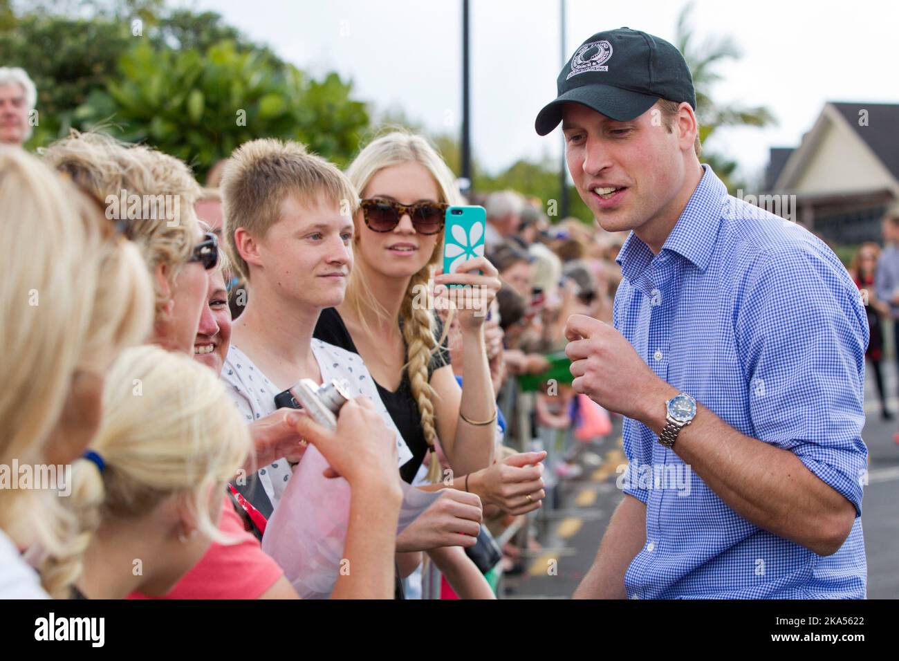 Le duc de Cambridge rencontre des foules d'attente après son voyage en bateau Sealegs à Westpark Marina, Auckland, Nouvelle-Zélande, vendredi, 11 avril, 2014. Banque D'Images