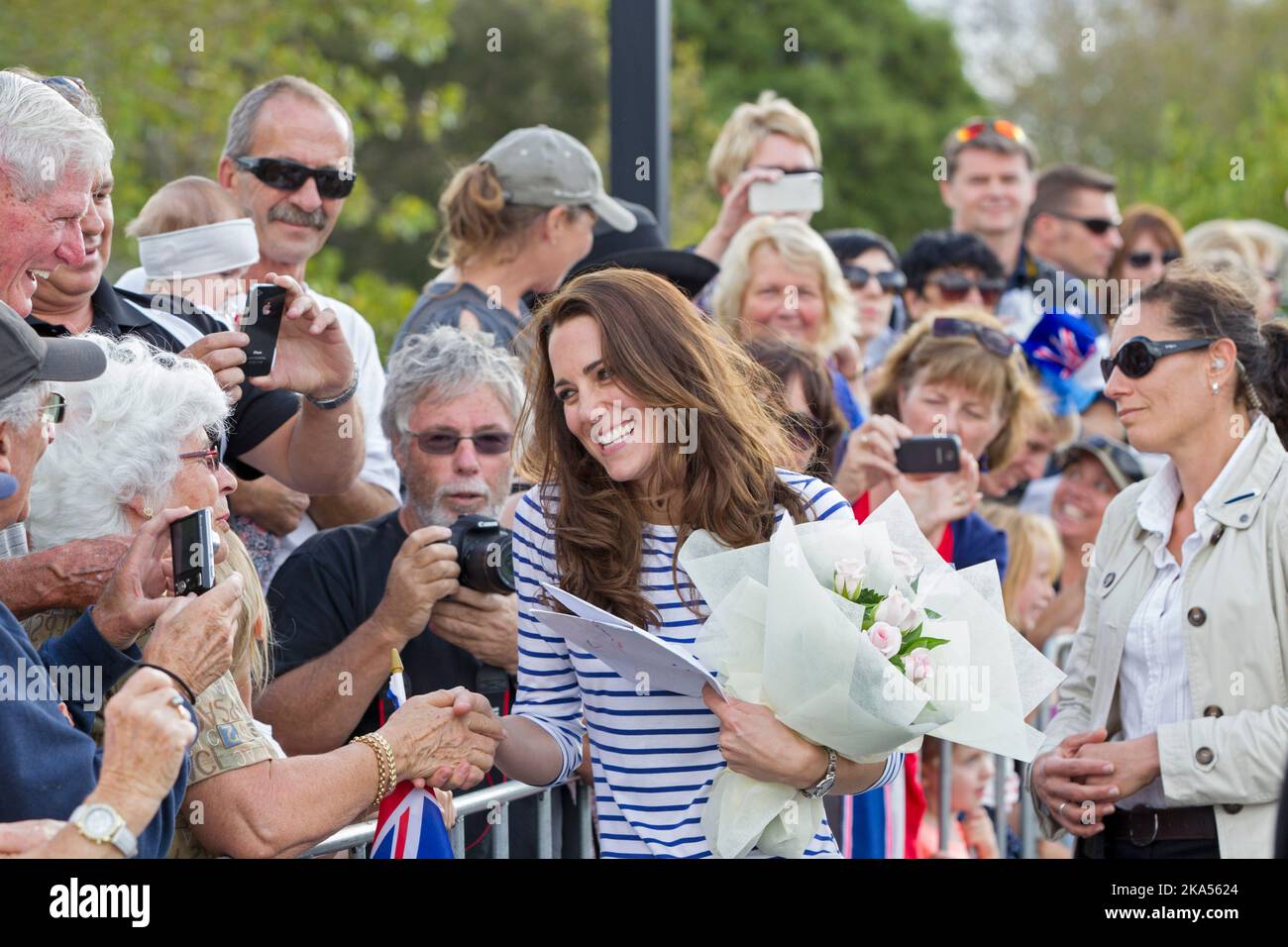 La duchesse de Cambridge rencontre des foules d'attente après qu'elle voyage par Sealegs Craft à Westpark Marina, Auckland, Nouvelle-Zélande, vendredi, 11 avril, 2014. Banque D'Images