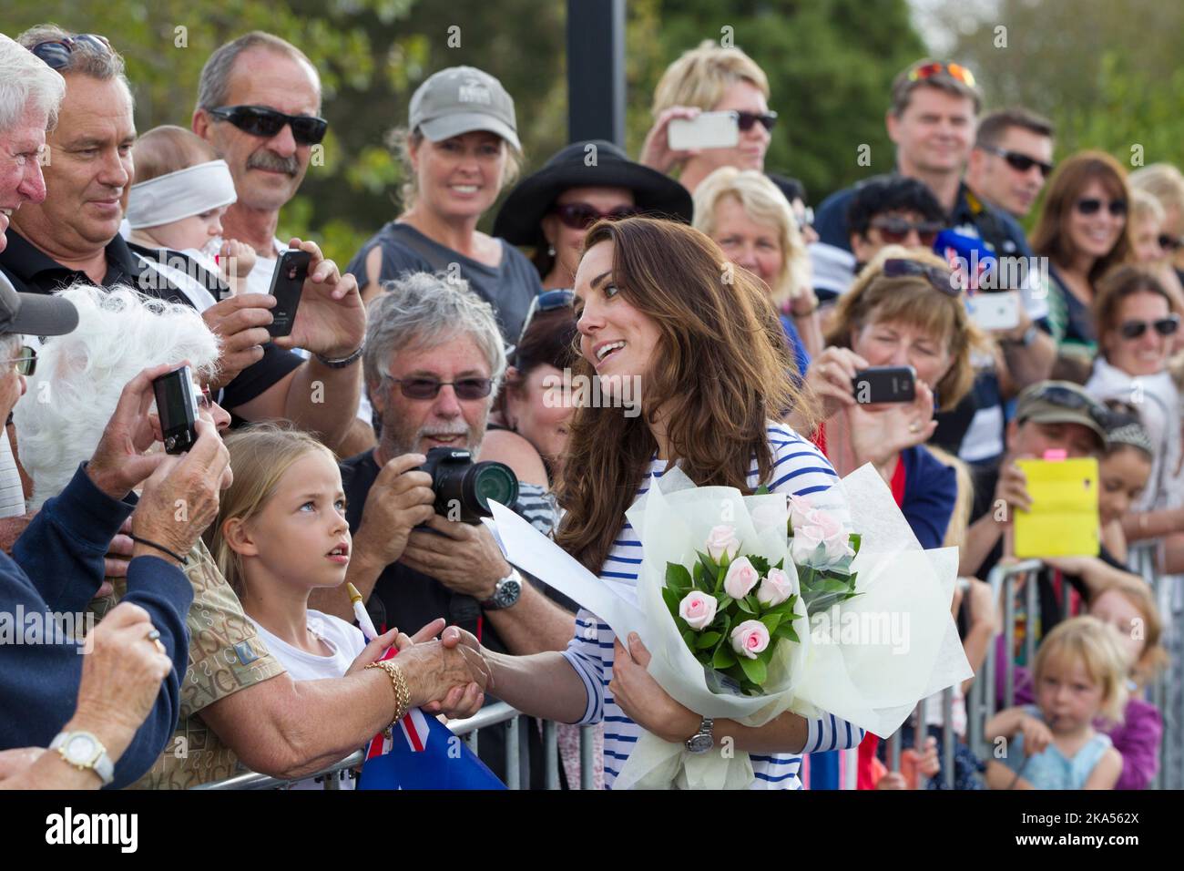 La duchesse de Cambridge rencontre une foule d'attente après qu'elle a voyagé par Sealegs artisanat à Westpark Marina, Auckland, Nouvelle-Zélande, vendredi, 11 avril, 2014 Banque D'Images