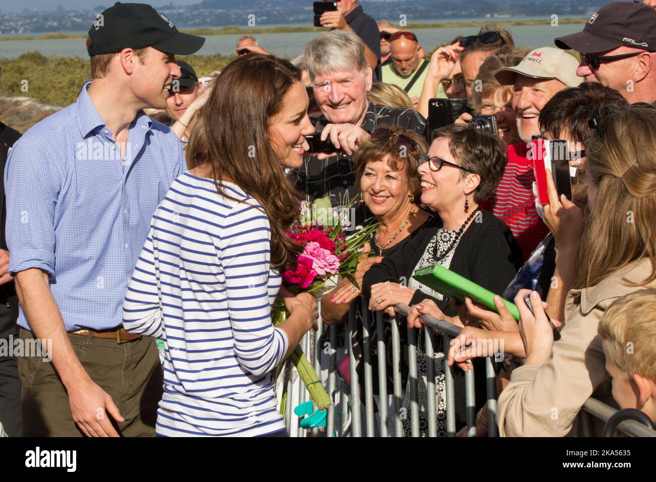 Le duc et la duchesse de Cambridge rencontrent une foule d'attente après avoir voyagé par Sealegs Craft à Westpark Marina, Auckland, Nouvelle-Zélande, vendredi, avril Banque D'Images