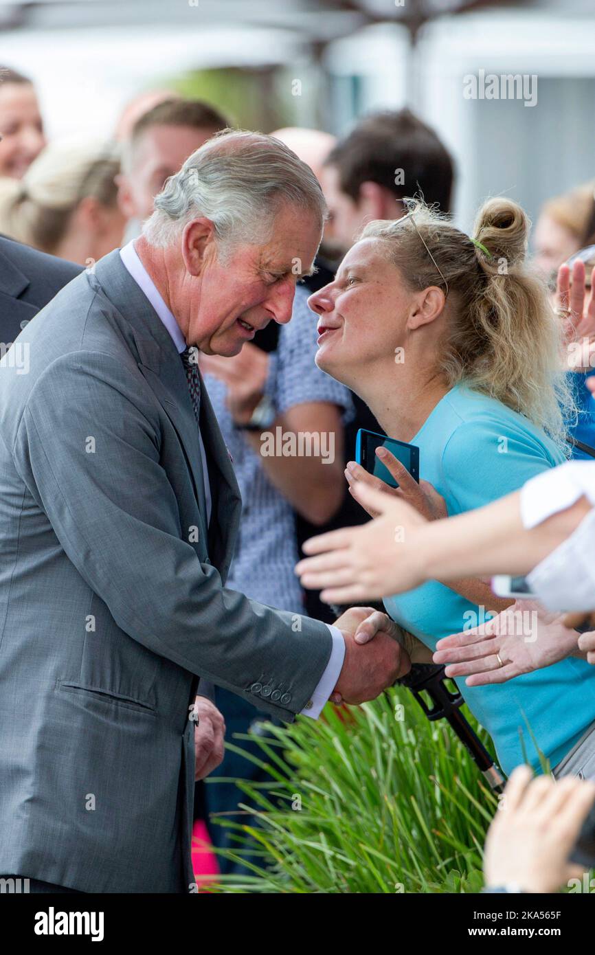 Le Prince de Galles accueille la foule et reçoit un baiser de Helen après avoir visité le navire de formation de la jeunesse néo-zélandaise Spirit of New Zealand Banque D'Images