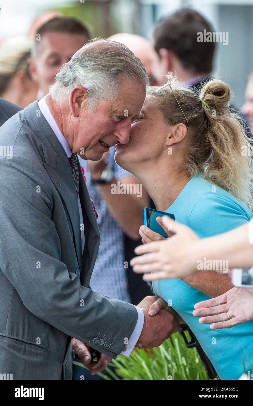 Le Prince de Galles accueille la foule et reçoit un baiser de Helen après avoir visité le navire de formation de la jeunesse néo-zélandaise Spirit of New Zealand Banque D'Images