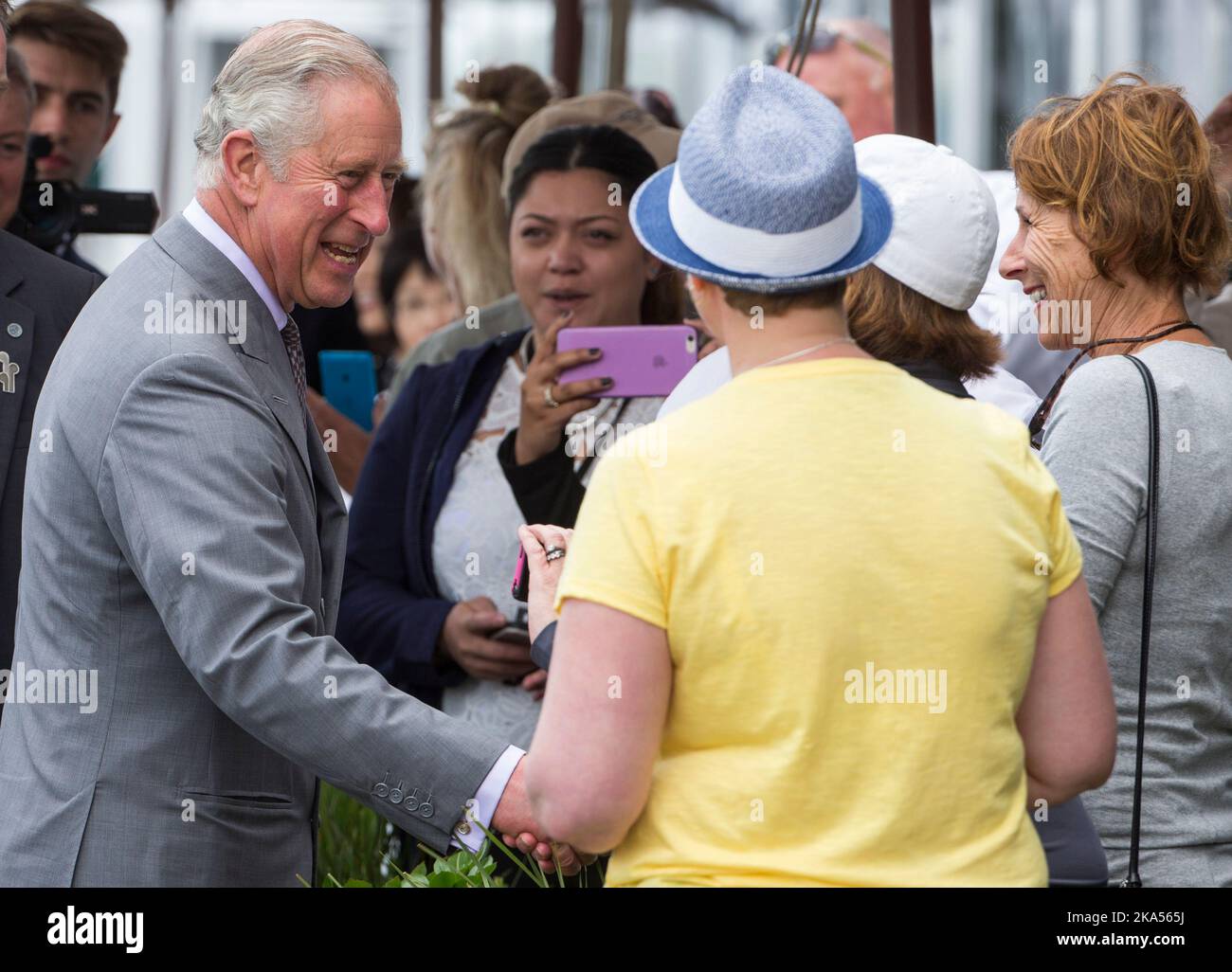 Le Prince de Galles rencontre la foule après avoir visité le navire de formation de la jeunesse de Nouvelle-Zélande, Spirit of New Zealand, Princes Wharf, Nouvelle-Zélande Banque D'Images