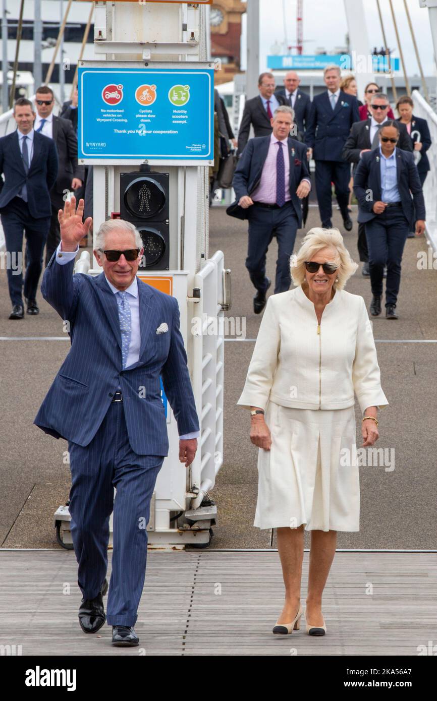 Le Prince Charles et Camilla, duchesse de Cornwall, participent à une promenade publique au port de Viaduct à Auckland et visitent Emirates Team Nouvelle-Zélande Banque D'Images