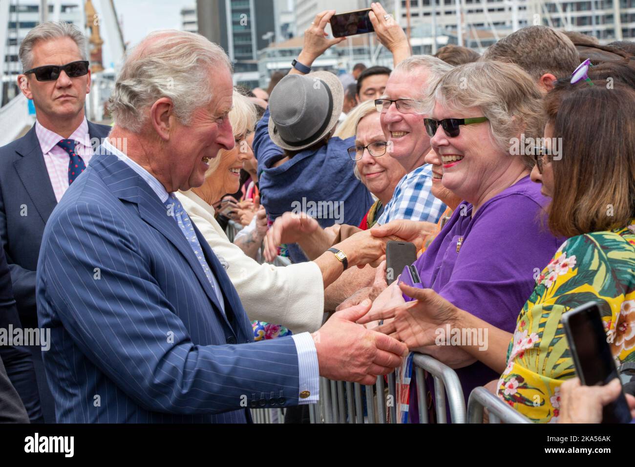 Le Prince Charles et Camilla, duchesse de Cornwall, participent à une promenade publique au port de Viaduct à Auckland et visitent Emirates Team Nouvelle-Zélande Banque D'Images