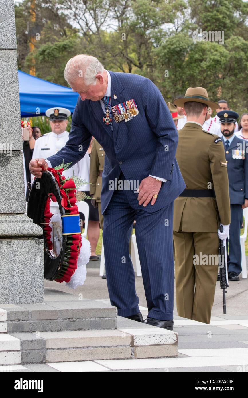 Le Prince Charles et la Camilla Duchesse de Cornwall assistent à une cérémonie de pose de couronne au parc commémoratif de guerre du Mont Roskill lors de leur visite royale en Nouvelle-Zélande Banque D'Images