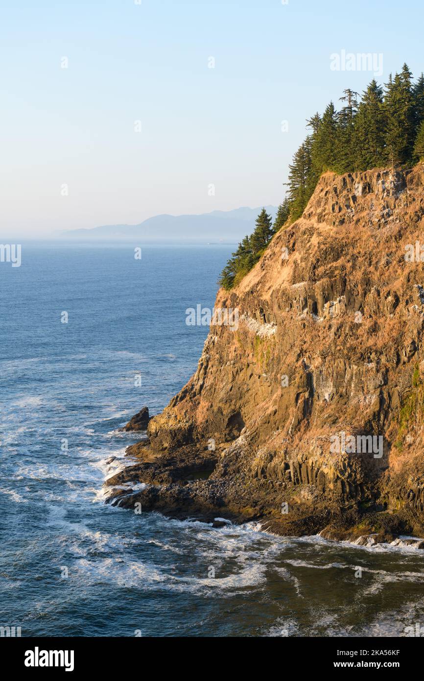 Tournière rocheuse à Cape Meares avec l'océan Pacifique en Oregon contre un horizon brumeux Banque D'Images