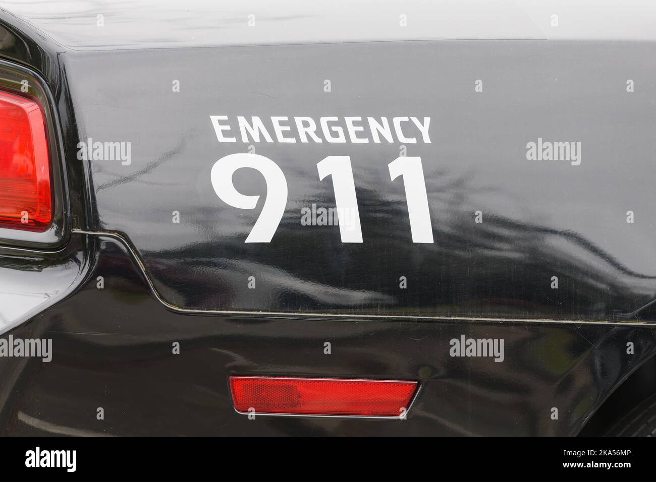 Panneau urgence 911 sur voiture de police noire et blanche avec feux rouges aux États-Unis d'Amérique Banque D'Images