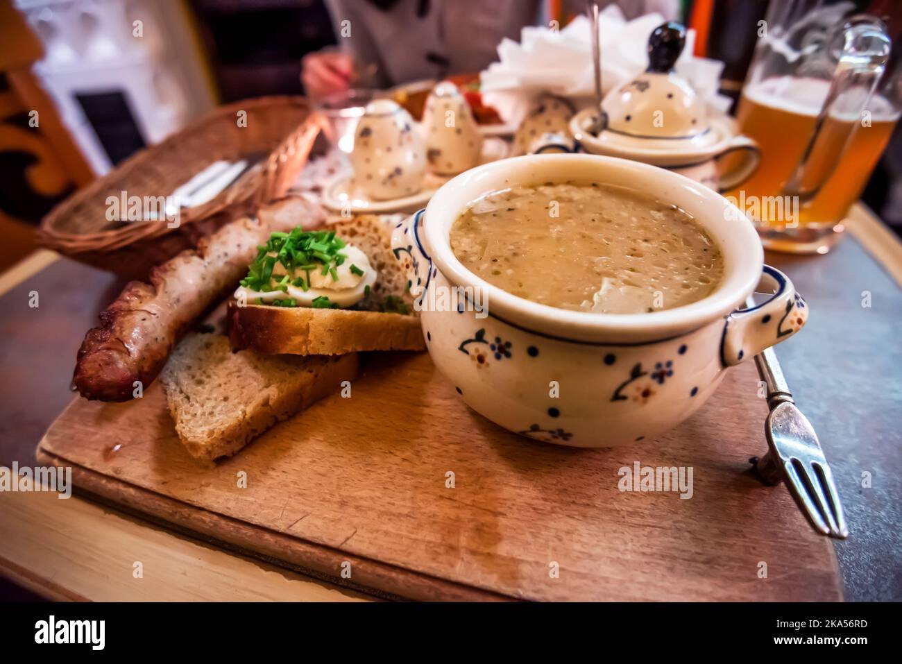 Varsovie, Pologne. Zurek, polissez la recette traditionnelle de soupe avec des œufs et des saucisses, assiette de restaurant touristique. Banque D'Images