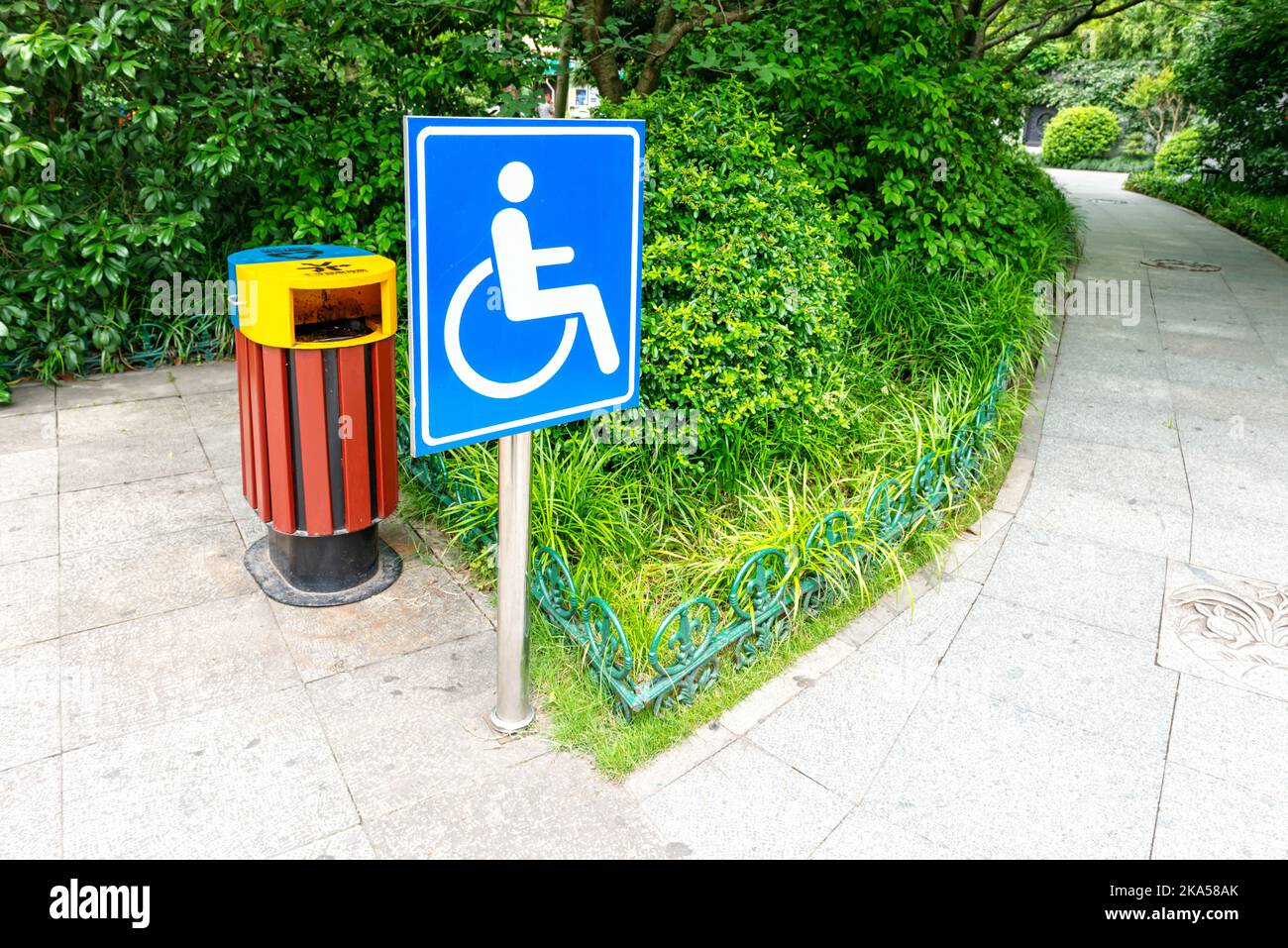 À l'aide de rampe pour fauteuil roulant(l'accès sans obstacle) Banque D'Images