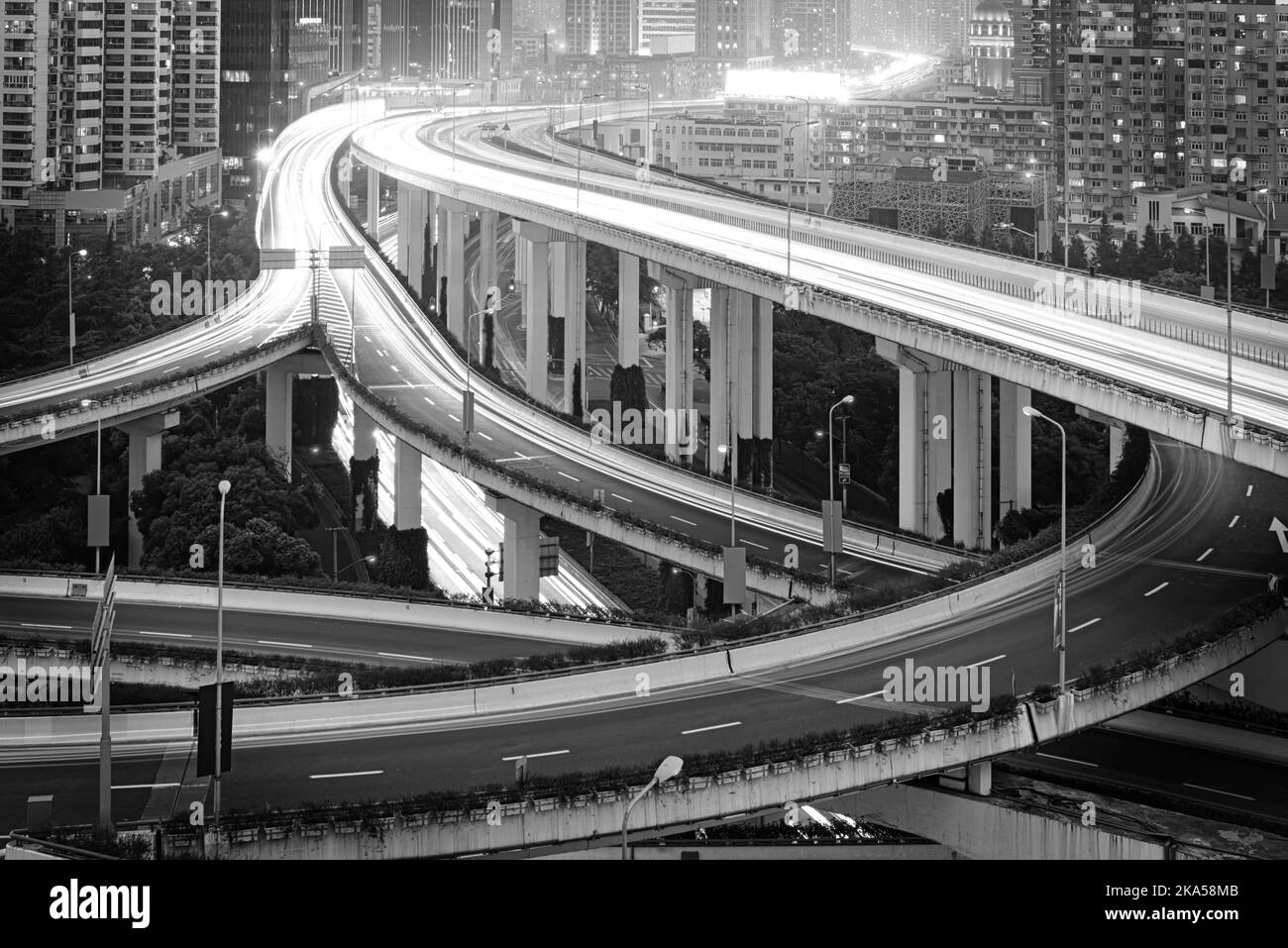 L'échange de shanghai viaduc et route surélevée dans nightfall Banque D'Images