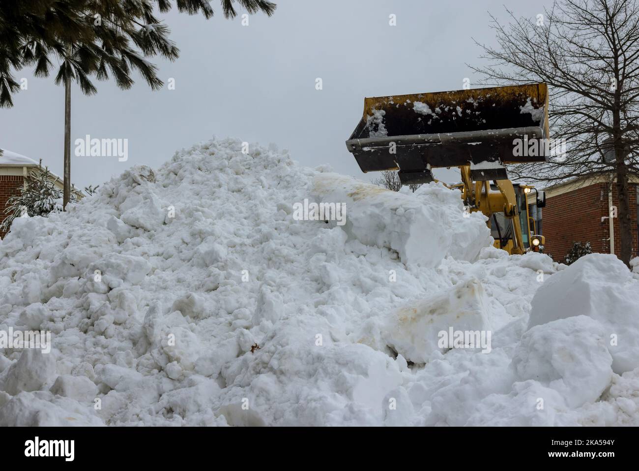 Neige blizzard nettoyer avec le tracteur après d'énormes tempêtes en hiver il y a beaucoup de flocons de neige Banque D'Images