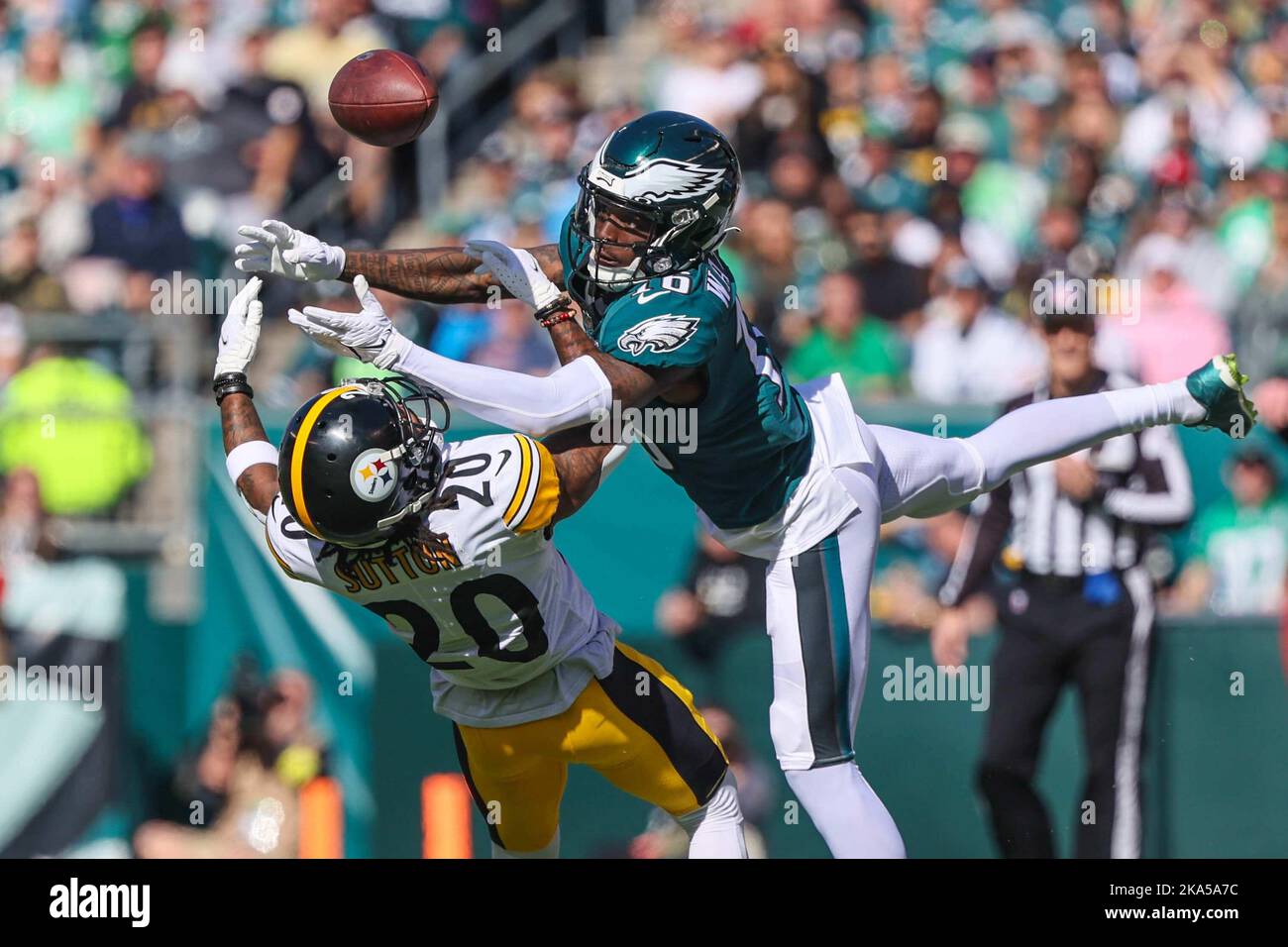 Philadelphie, Pennsylvanie, États-Unis. 30th octobre 2022. Philadelphia Eagles Wide Receiver QUEZ WATKINS (16) tente de prendre le ballon comme Pittsburgh Steelers Corner back CAMERON SUTTON (20) défend pendant un match de la semaine 8 entre les Philadelphia Eagles et les Pittsburgh Steelers Sunday au Lincoln Financial Field. (Image de crédit : © Saquan Stimpson/ZUMA Press Wire) Banque D'Images
