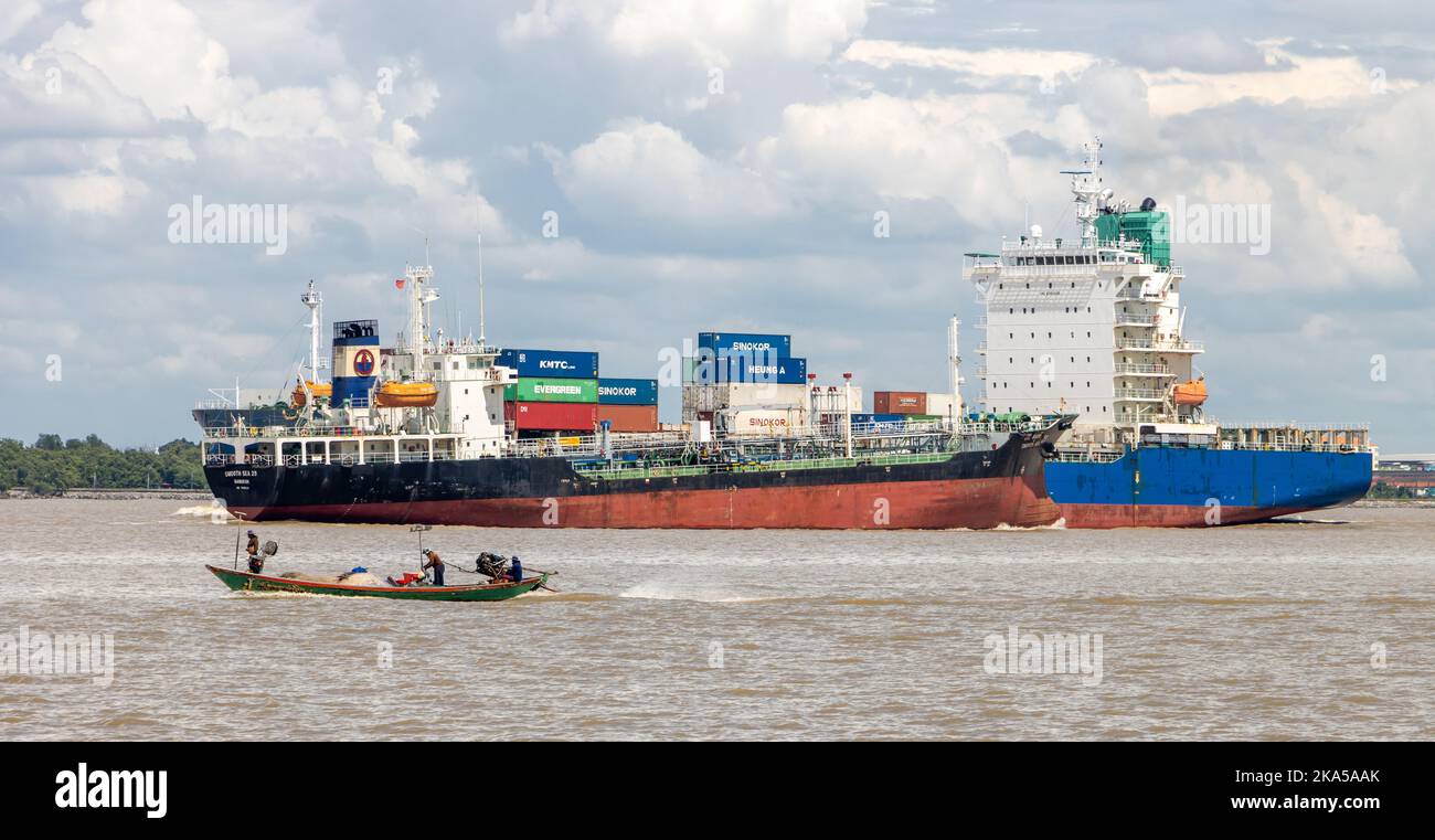 SAMUT PRAKAN, THAÏLANDE, OCT 07 2022, le navire à conteneurs HEUNG A HOCHIMINH et le pétrolier SMOOTH SEA 29 passent l'un l'autre dans l'estuaire de Chao Phraya Banque D'Images