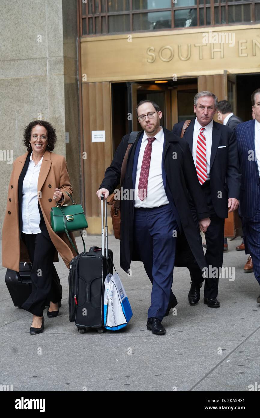 New York, États-Unis. 30th octobre 2022. Susan Necheles (à gauche) et Michael van der Veen (à droite) et d'autres avocats de l'organisation Trump quittent le bâtiment de la Cour pénale de New York à Manhattan après la première journée d'audience dans le procès pour fraude fiscale et financière impliquant le directeur financier de longue date d'Alan Weisselburg Trump, qui a plaidé coupable. Crédit : SOPA Images Limited/Alamy Live News Banque D'Images