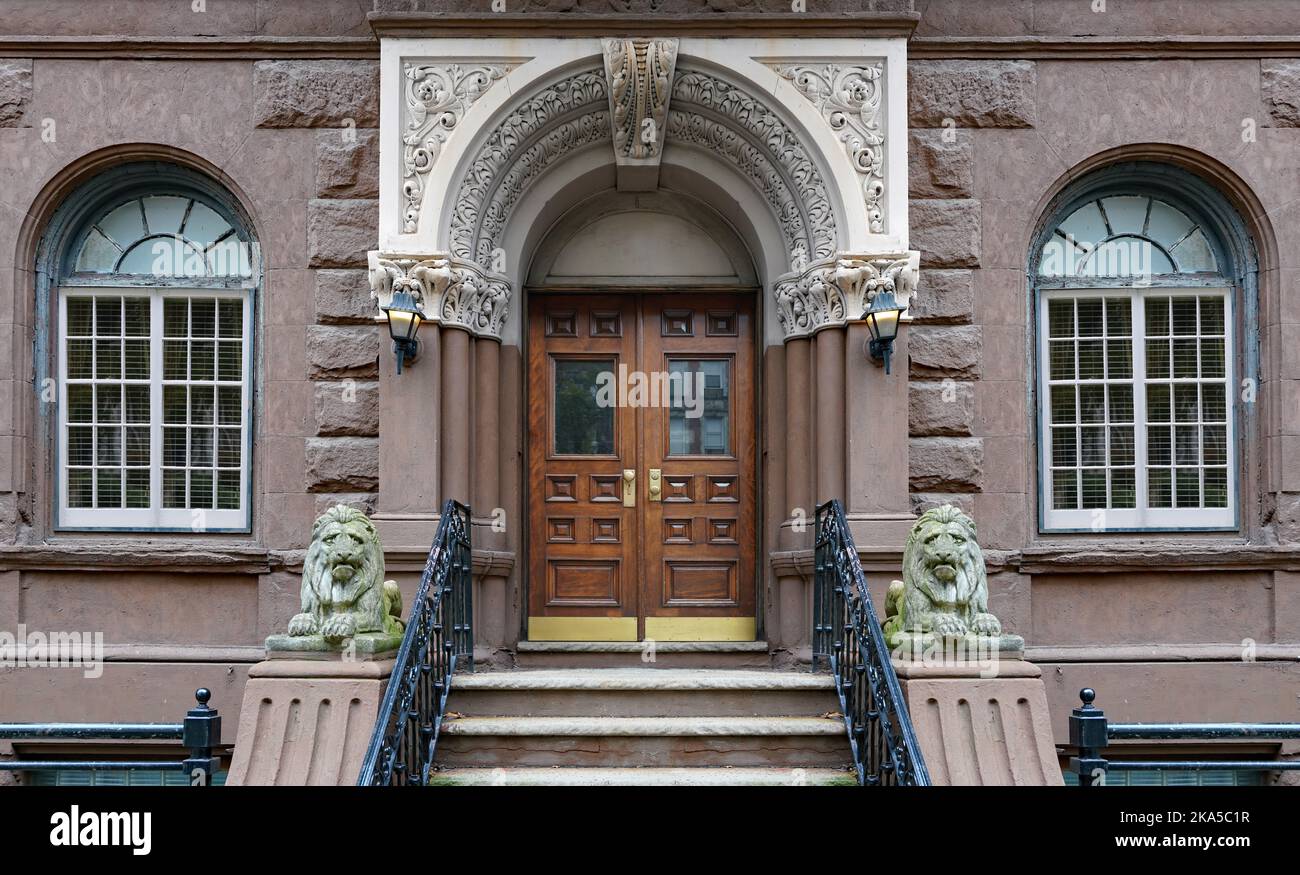 Entrée avant du bâtiment ornée de lions de pierre Banque D'Images