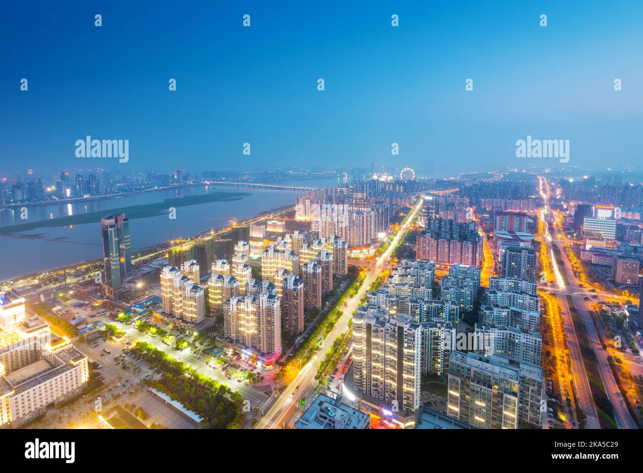 Vue d'oiseau à Wuhan en Chine. Gratte-ciel en construction au premier plan. Le brouillard, ciel couvert et de la pollution. Banque D'Images