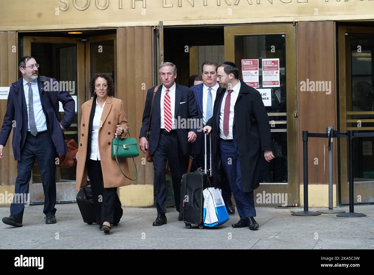 New York, États-Unis. 30th octobre 2022. Susan Necheles (deuxième à partir de la gauche) et Michael van der Veen (au centre), avocats principaux de Trump Organization, ainsi que des avocats du personnel quittent le bâtiment de la Cour pénale de New York à Manhattan après la première journée d'audience dans le cadre du procès pour fraude fiscale et financière impliquant le directeur financier de longue date d'Alan Weisselburg Trump, qui a plaidé coupable. (Photo de Catherine Nance/SOPA Images/Sipa USA) crédit: SIPA USA/Alay Live News Banque D'Images