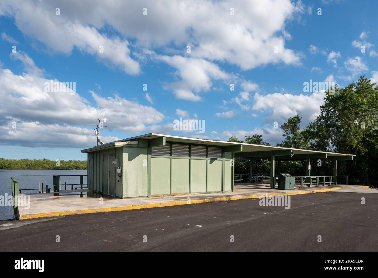 Aire de pique-nique et salles de repos à West Lake dans le parc national des Everglades, en Floride, l'après-midi ensoleillé de l'automne. Banque D'Images