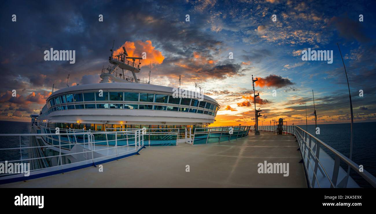 Vue panoramique de la terrasse d'observation sur le paquebot de croisière au coucher du soleil avec des nuages colorés. Océan Pacifique Sud. Banque D'Images