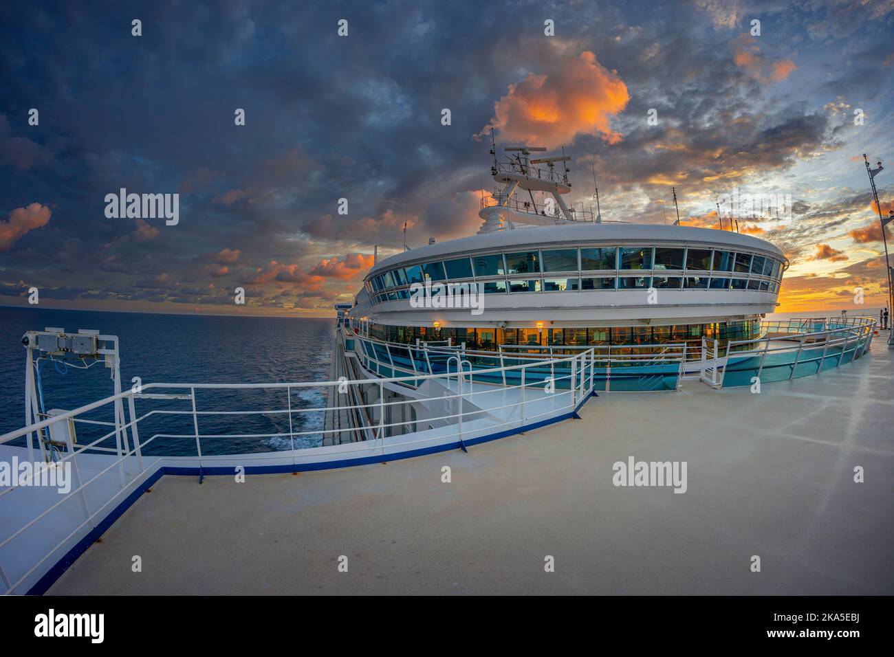 Vue panoramique de la terrasse d'observation sur le paquebot de croisière au coucher du soleil avec des nuages colorés. Océan Pacifique Sud. Banque D'Images