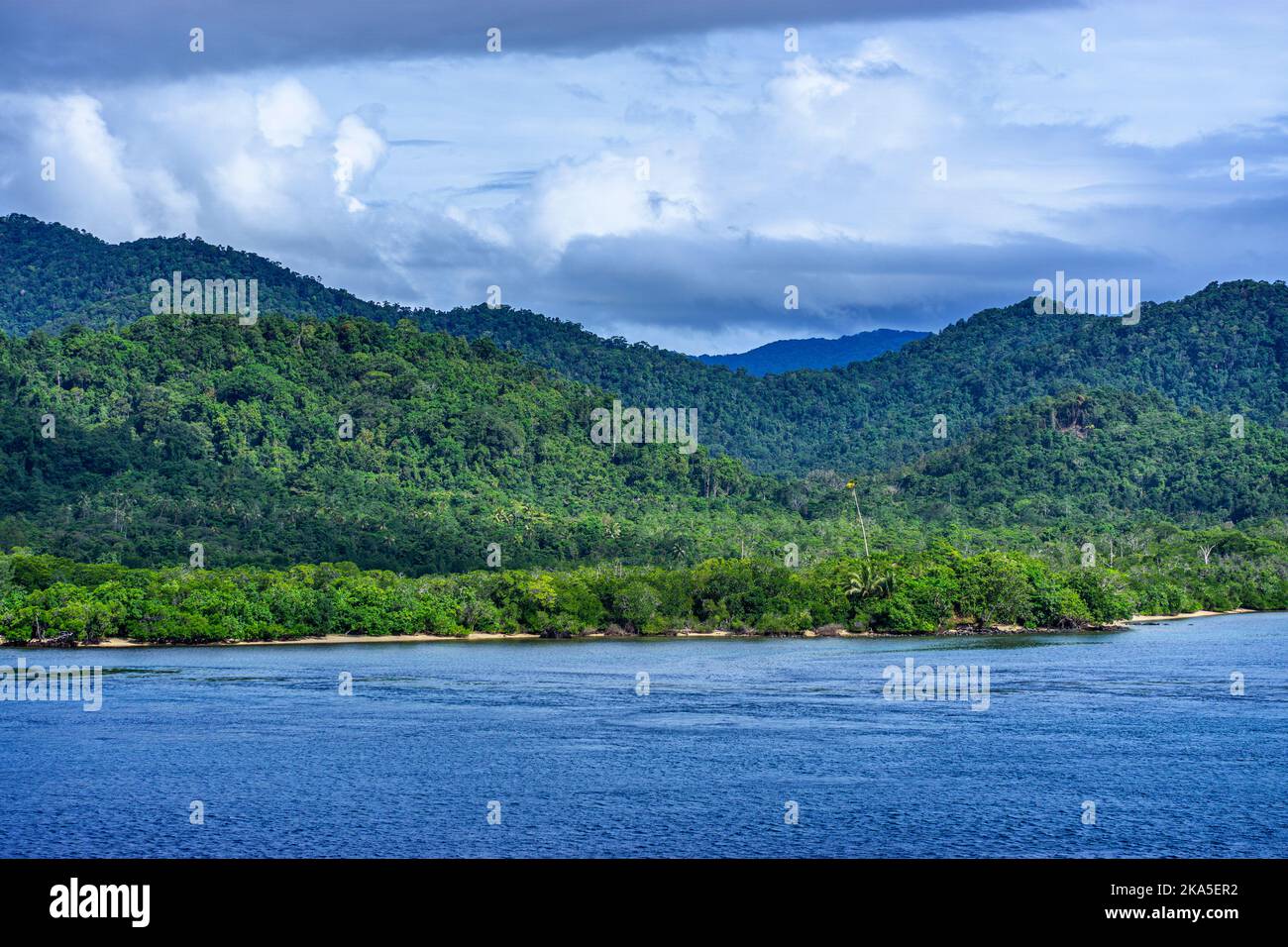 Le port d'Alotau aux contreforts de la jungle couvrait la chaîne Owen Stanley. Milne Bay, Papouasie-Nouvelle-Guinée Banque D'Images