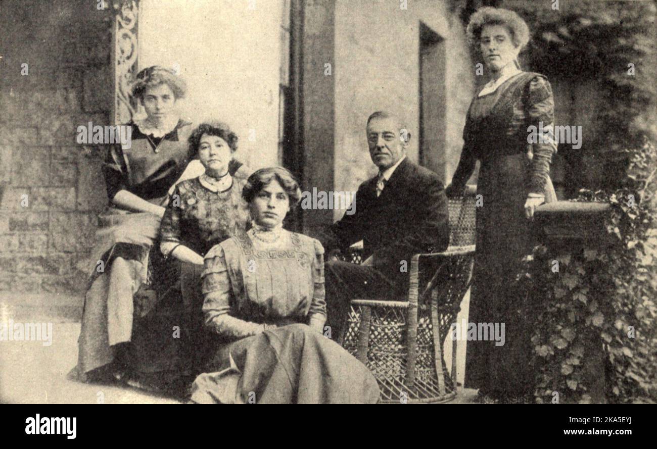 Le président Woodrow Wilson et sa famille. De gauche à droite : Margaret Wilson, sa première femme Ellen Axson Wilson, Jessie Wilson et Eleanor Wilson. Cette image est de 1912 quand Wilson était gouverneur du New Jersey. Banque D'Images