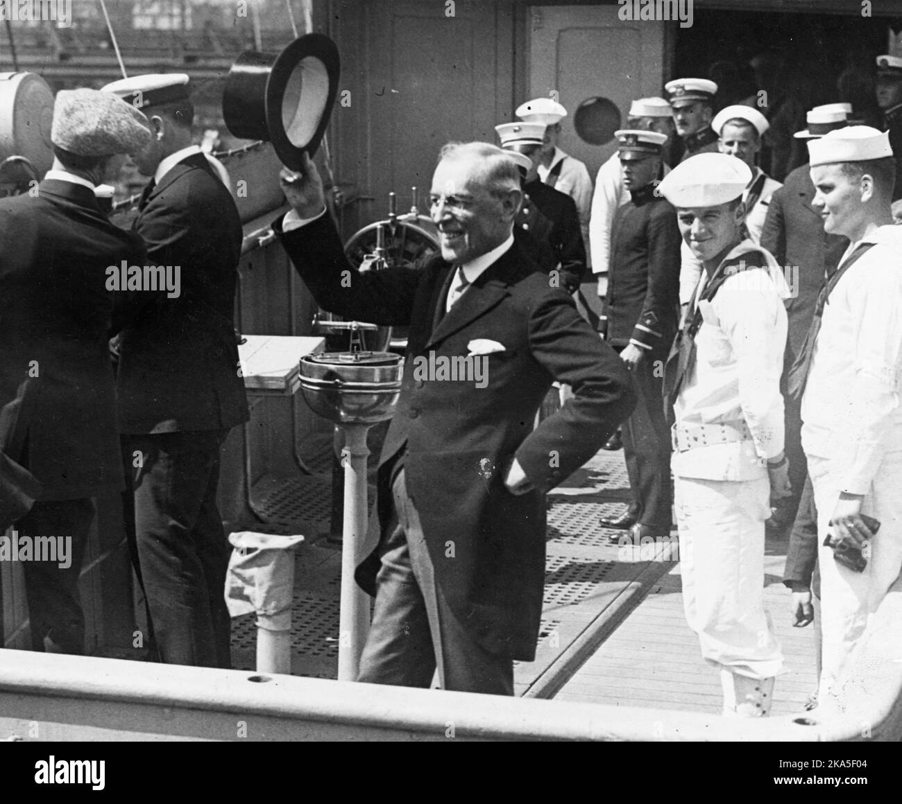 Le président AMÉRICAIN Woodrow Wilson revient de la Conférence de paix de Versailles en 1919 Banque D'Images Le président AMÉRICAIN Woodrow Wilson revient de la Conférence de paix de Versailles en 1919 Banque D'Images