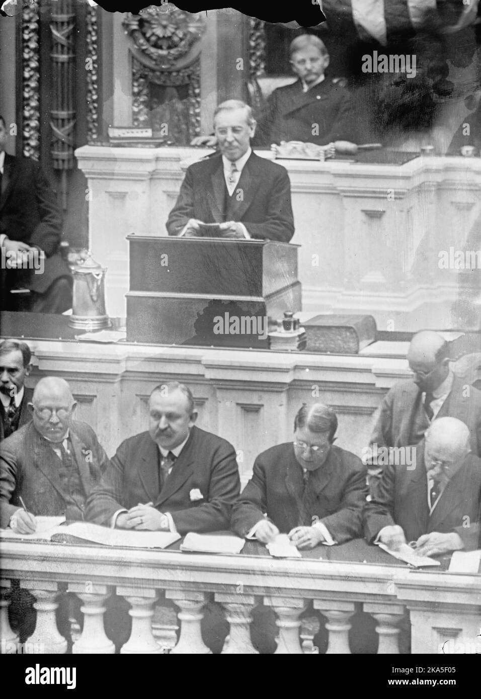 Wilson donnant son premier discours sur l'État de l'Union; la première fois depuis 1801 qu'une telle adresse a été faite en personne avant une session conjointe du Congrès, Banque D'Images