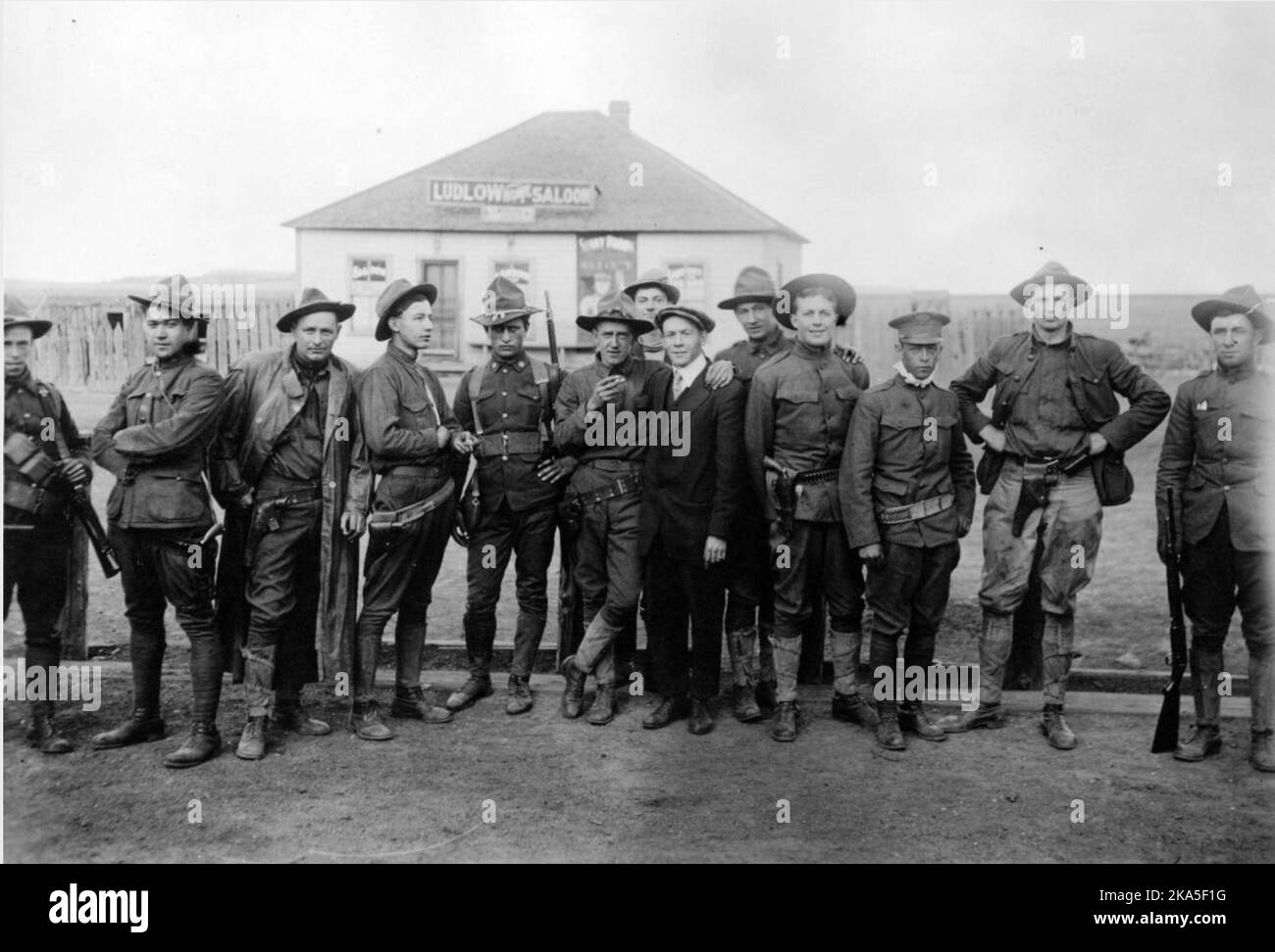 Troupes de la Garde nationale du Colorado à l'extérieur du salon de Ludlow, avril 1914. Banque D'Images