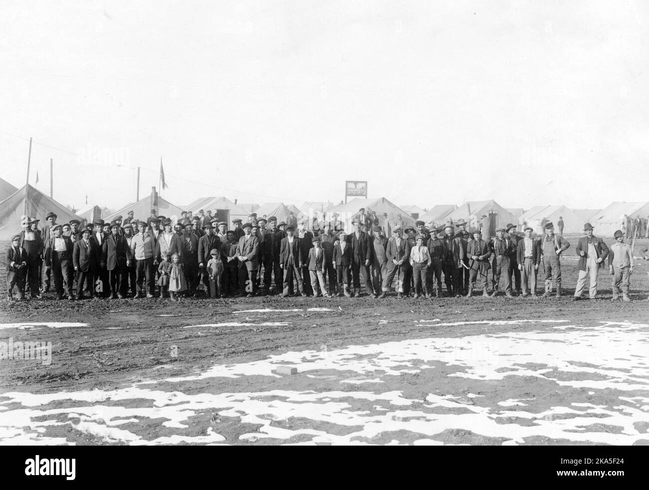 Un groupe de grévistes de Ludlow Ludlow en face de la colonie tente site. Banque D'Images