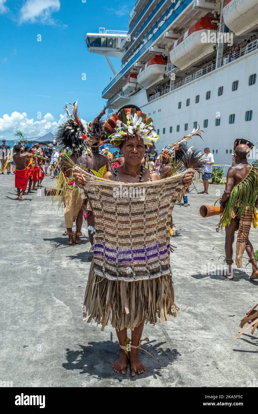 Des danseurs indigènes en costume traditionnel saluent l'arrivée d'un bateau de croisière, Alotau, province de Milne Bay, Papouasie-Nouvelle-Guinée Banque D'Images