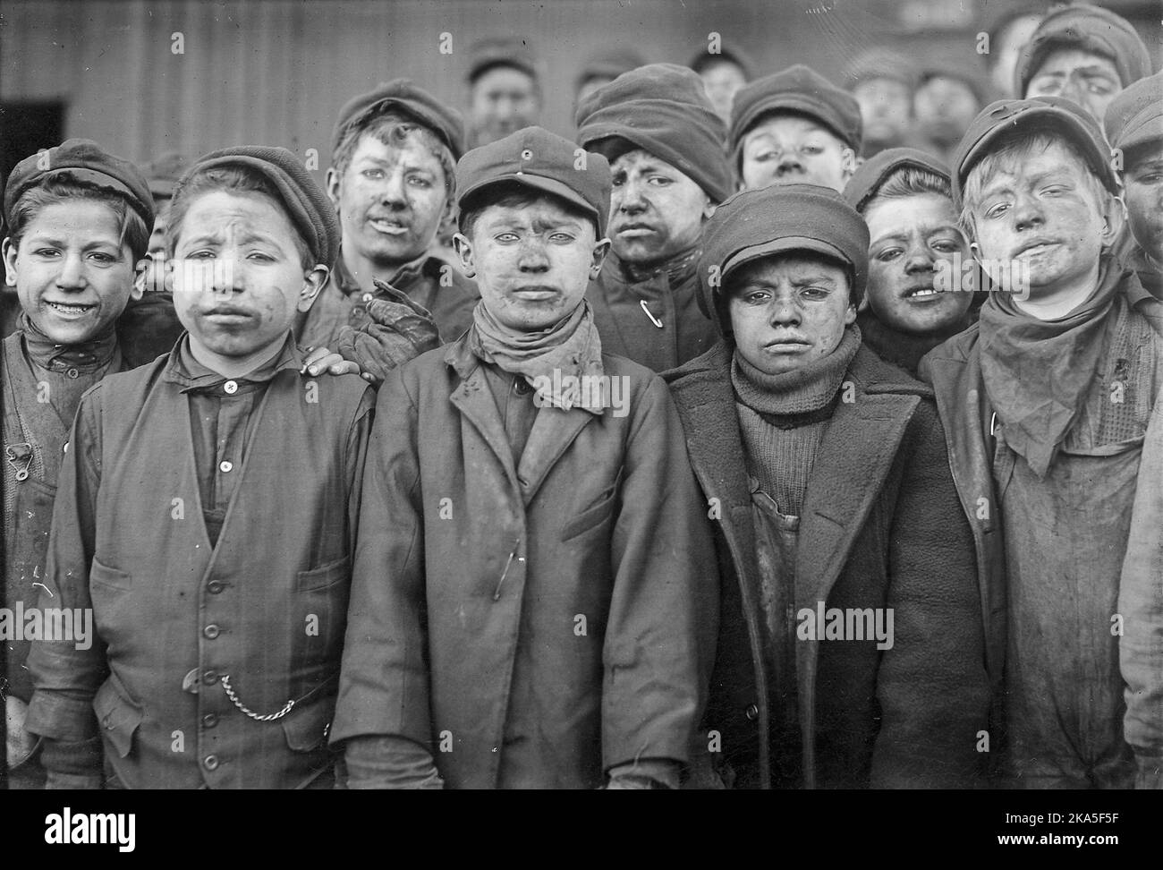 Travail des enfants dans une mine de charbon, États-Unis, c. 1912. Ces enfants sont des garçons brise-roches, dont le travail était d'éliminer manuellement les impuretés du charbon extrait. Banque D'Images