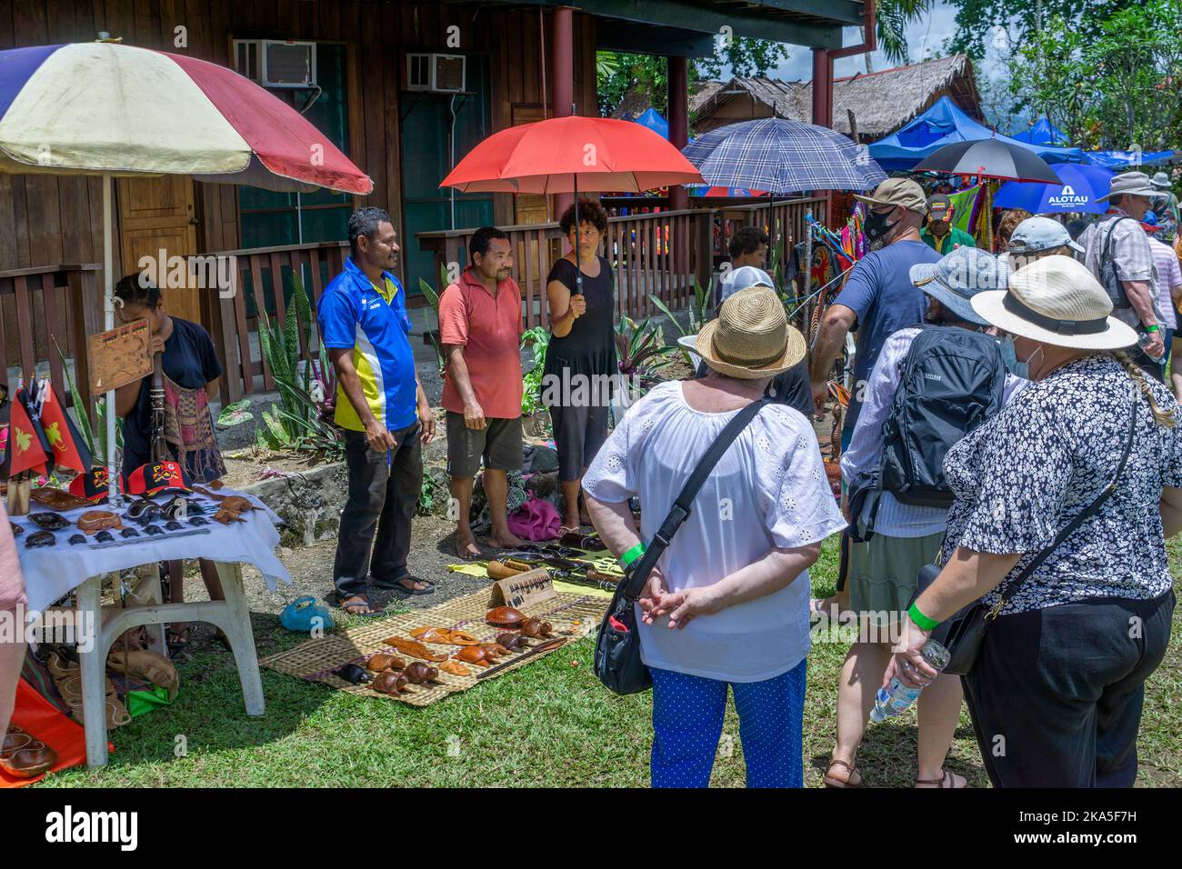 Les détenteurs de stalle vendent et présentent divers métiers artisanaux Alotau Cultural Festival, Alotau, province de Milne Bay, Papouasie-Nouvelle-Guinée Banque D'Images