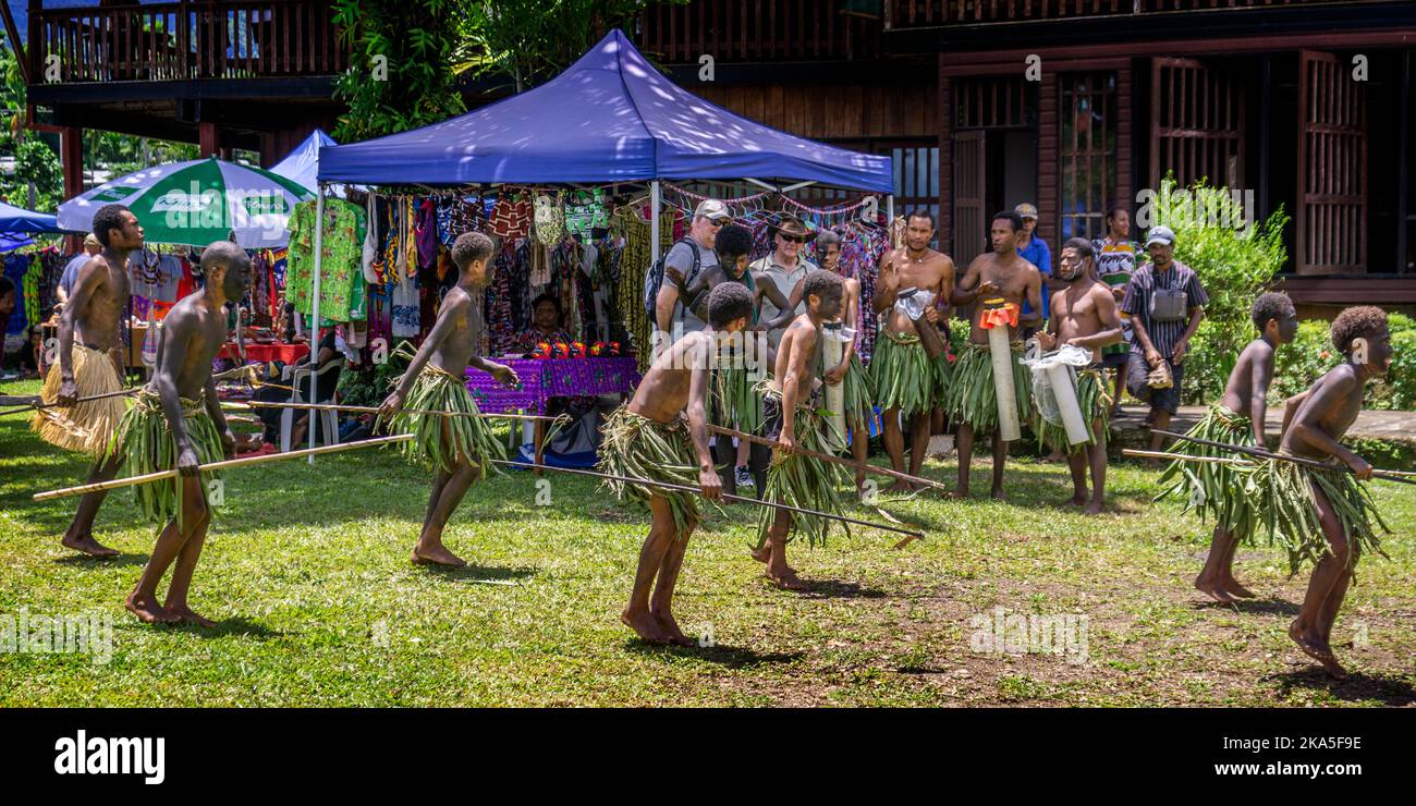 Danseurs indigènes en costume traditionnel se exécutant pour touristes au Festival culturel Alotau, Alotau , province de Milne Bay, Papouasie-Nouvelle-Guinée Banque D'Images