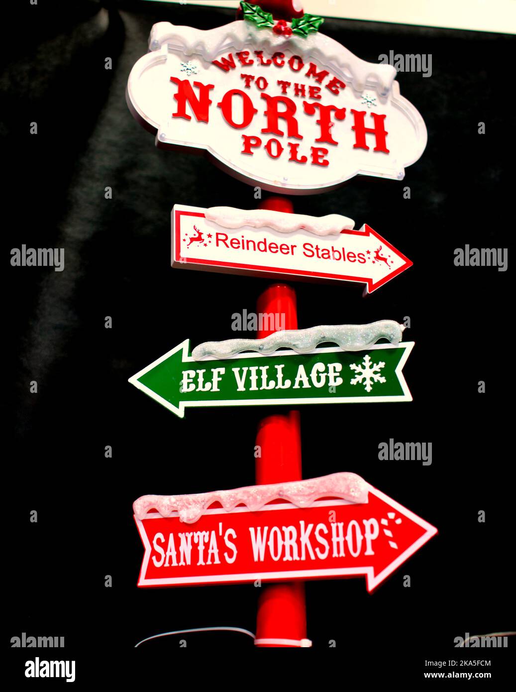 Décoration de Noël ornement pôle nord signe flèche pointant Santa renne elf atelier Banque D'Images