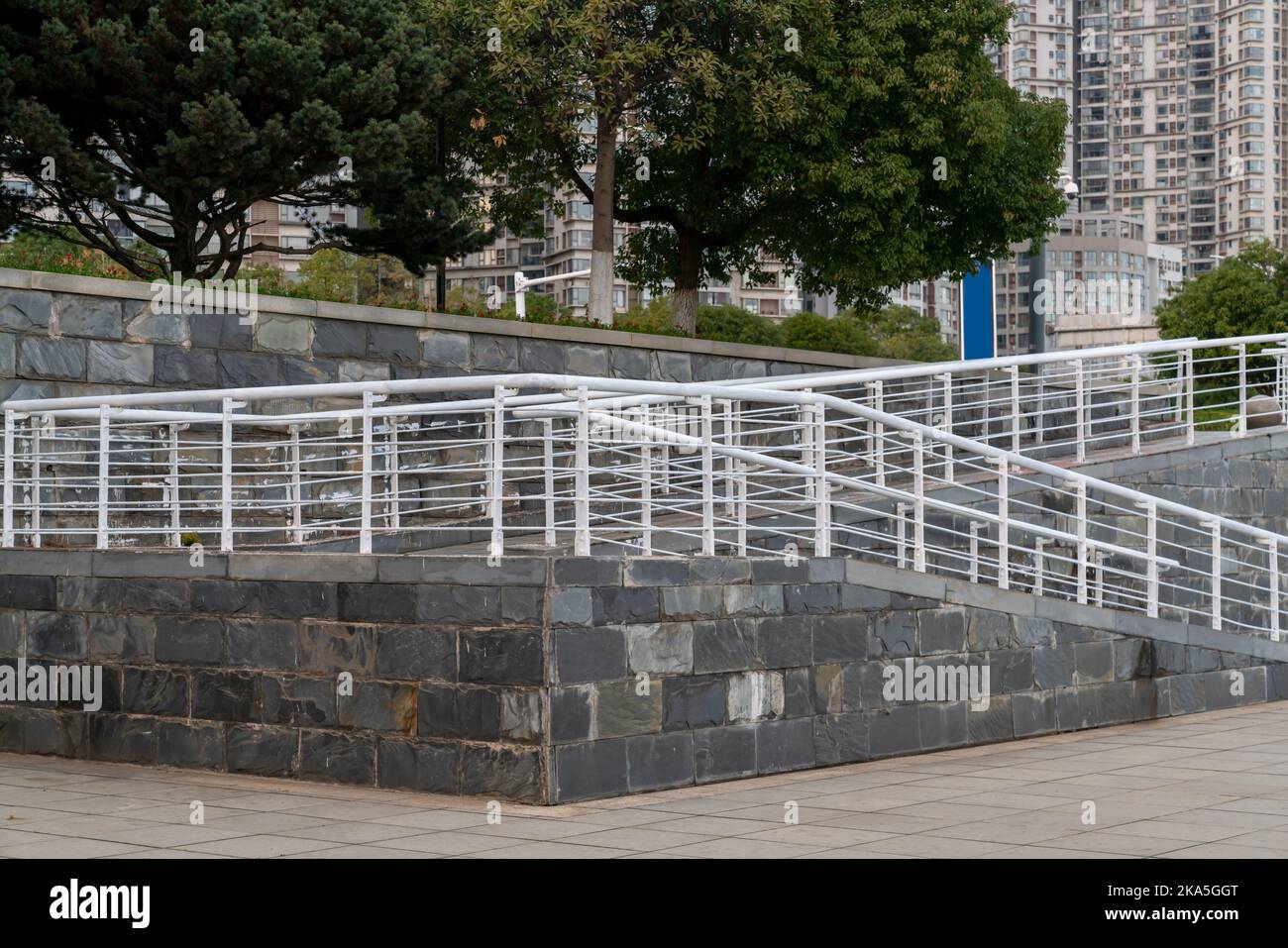 Une rampe pour fauteuil roulant, un avion incliné installé en plus ou à la place des escaliers, une passerelle pente pour personnes handicapées, personnes poussant des poussettes, des chariots Banque D'Images