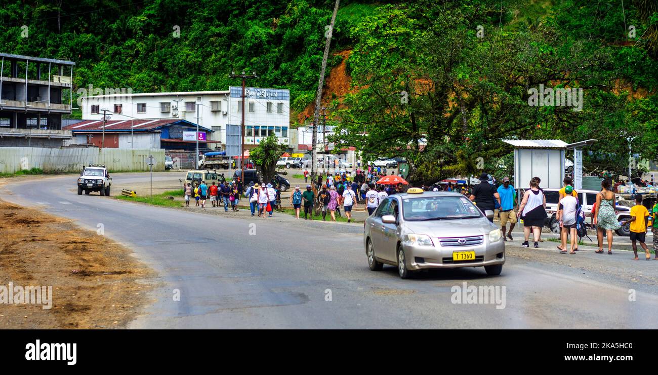 Voitures roulant dans la rue à Alotau, Milne Bay Papouasie-Nouvelle-Guinée Banque D'Images