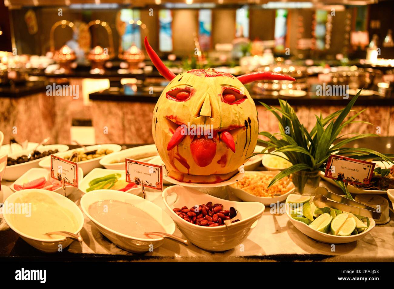 Dhaka, Bangladesh. 31st octobre 2022. Des plats spéciaux pour Halloween ont été servis dans un restaurant de Dhaka. Halloween ou Hallowe'en est un festival largement célébré dans de nombreux pays le 31 octobre chaque année, la veille de la fête chrétienne occidentale de la Journée des Halles. Le festival est maintenant synonyme de films d'horreur, de fêtes de costume et de citrouilles. Halloween est né d'un ancien festival celtique où les gens ont allumé des feux de joie et porté des costumes pour chasser les fantômes. (Photo de Piyas Biswas/SOPA Images/Sipa USA) crédit: SIPA USA/Alay Live News Banque D'Images