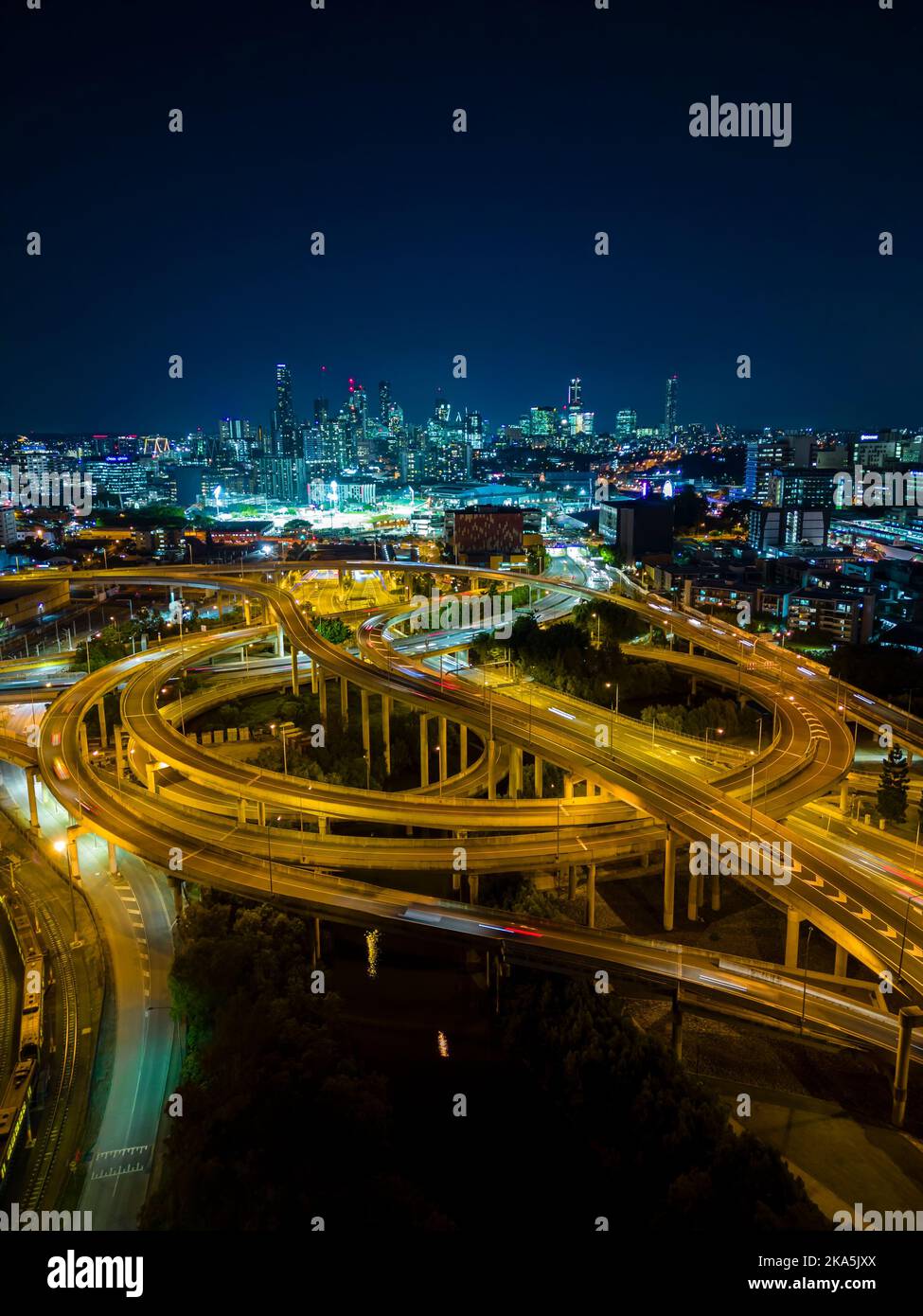 Vue verticale aérienne de la ville de Brisbane et de la circulation routière en Australie la nuit Banque D'Images
