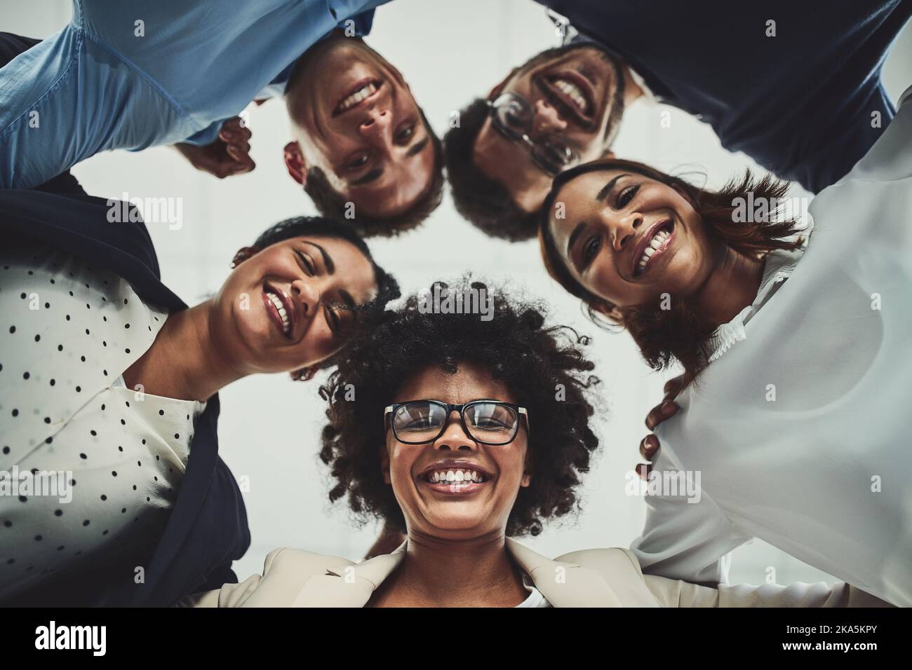 L'équipe qui est à l'origine d'un tel succès commercial. Portrait d'un groupe de gens d'affaires qui se réunissent dans un caucus. Banque D'Images